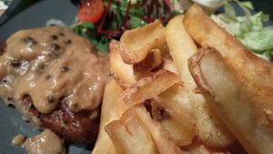 Steeek, peperroomsaus en frietjes at Vegan Options Foodbar in Heppen