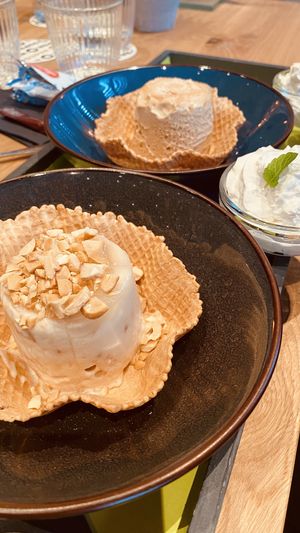 Vegan ijs: salted peanut en mokka  at Vegan Options Foodbar in Heppen