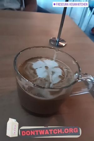 Soy latte de 12oz súper rico y espumoso at Frescura Vegan Kitchen in Bayamon