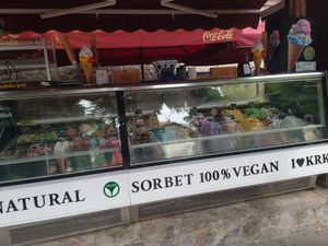 All sorbets = vegan, vegan ice cream = dark chocolate and salted caramel at Ice Caffè Vili in Krk