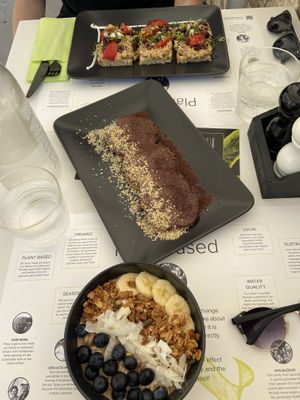 tuna toast, pancakes & overnight oats  at BioMania Bistro Bol in Bol