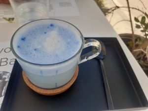 Blue spiralina latte at BioMania Bistro Bol in Bol