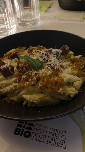 Vegane Pasta Carbonara  at BioMania Bistro Bol in Bol