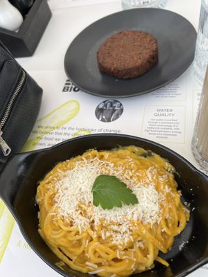 Mac cheese and burger  at BioMania Bistro Bol in Bol