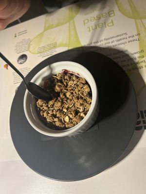 Berry crumblee  at BioMania Bistro Bol in Bol