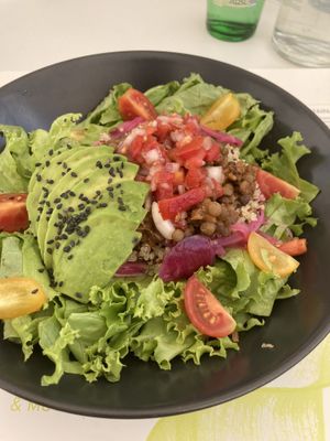 Bon bowl avec avocat   at BioMania Bistro Bol in Bol