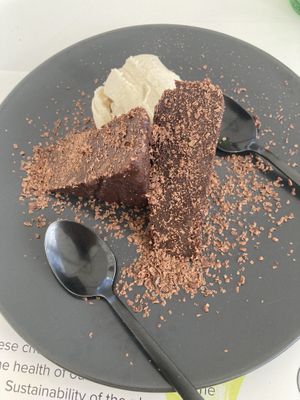 Délicieux gâteau au chocolat avec l’ajout d’une boule de glace à la vanille   at BioMania Bistro Bol in Bol