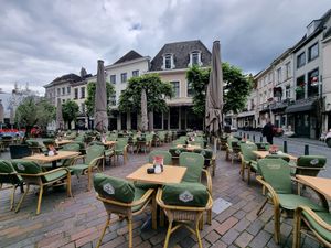 Large outdoor seating at Suikerkist in Breda