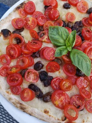 Pizza Nairobi (with Taggiasca Olives) at Paradiso Pizzeria Gelateria in Trequanda