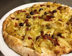 Vegan pizza  at Paradiso Pizzeria Gelateria in Trequanda