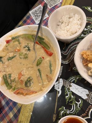 green curry  at Aroy Thai Gardens in Middletown