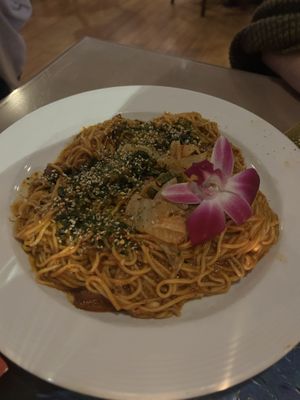 Tee noodles with chicken at Aroy Thai Gardens in Middletown