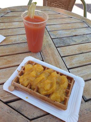 Vegane Dinkelwaffel mit Apfel-Sanddorn-Orangen Mus und Erdbeere-Apfel-Limetten Drink at Peters Waffelbar in Prerow