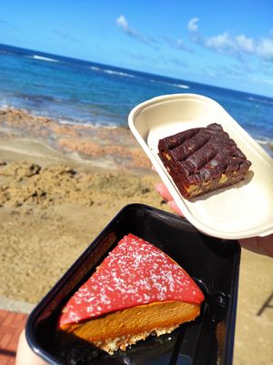 Kuchen to go 🌅 at Vegetopia in Gran Canaria