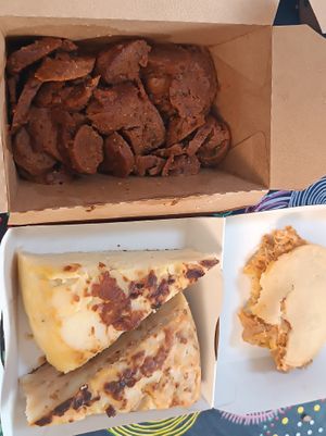 Chorizo sabor casero no plástico!tortillas fantásticas y trozos muy buenos y arepa pulled pork que a mí no me gustó pero a mí hija si. at Vegetopia in Gran Canaria