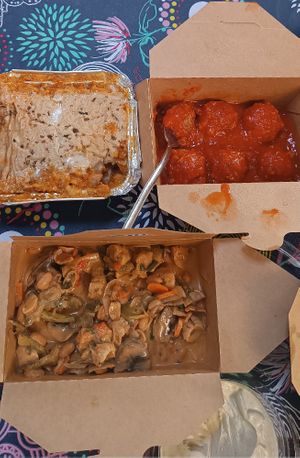 Lasaña muy suave con predominante sabor a berengenas que mola mucho,albóndigas y salsa muy   muy ricas,y el estofado Thai muy bueno también,ojala hubiera más cantidad porque er at Vegetopia in Gran Canaria