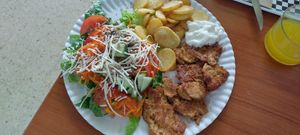 Plato del chef - chicken and chips and salad at Vegetopia in Gran Canaria