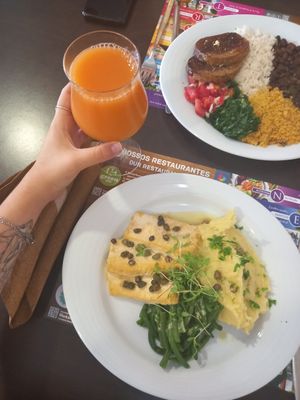 Tofu e sumo natural de maçã e cenoura at Botellini in Caldas Da Rainha
