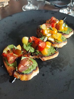 Bruchettas pesto e pomodoro at Botellini in Caldas Da Rainha