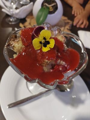 Bolo d'aniversario destruturado at Botellini in Caldas Da Rainha