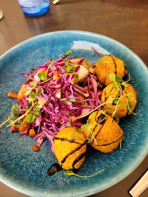 Almondegas de grão com salada de couve roxa at Botellini in Caldas Da Rainha