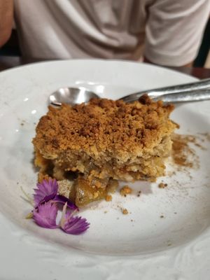 Apple crumble at Botellini in Caldas Da Rainha