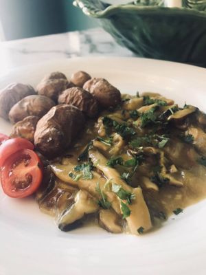 Fricassé de Cogumelos com batatas à murro  at Botellini in Caldas Da Rainha