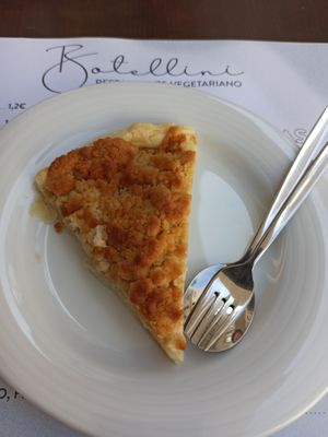 Apple crumble at Botellini in Caldas Da Rainha