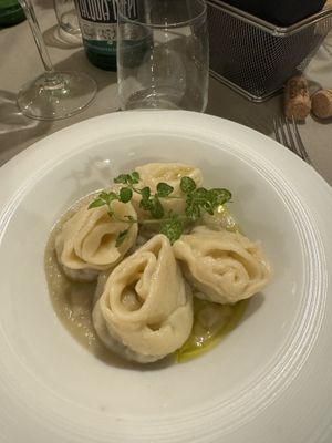 Rose di pasta ripiene molto aromatiche e bella porzione  at 53040 Ristorante Pizzeria in Cetona