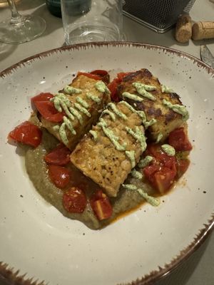 Tempeh di ceci auto prodotto con crema di melanzana, pomodorini confit e maionese al basilico! Buonissimo   at 53040 Ristorante Pizzeria in Cetona