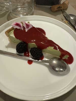 Crostata al pistacchio con coulis di lamponi!  at 53040 Ristorante Pizzeria in Cetona