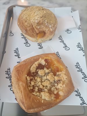 Danese con pesche e lavanda e brioche con marmellata di frutti esotici at Charlotte Croissanterie in Trieste