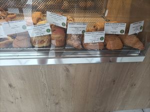 Vetrina con le varie scelte vegane at Charlotte Croissanterie in Trieste