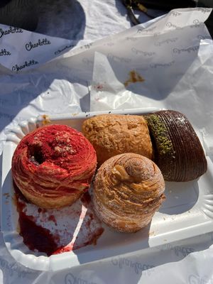 Das links außen ist ein Croissant mit Himbeerenfüllung und daneben hinten ist das Pain au chocolate. Der Rest auf dem Bild ist vegetarisch. at Charlotte Croissanterie in Trieste