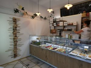 Store view at Charlotte Croissanterie in Trieste