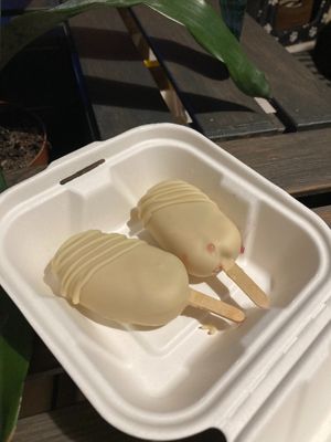 Vegan “magnum”: berries mousse covered with white chocolate. They are packed in a fully compostable box at iVegan in Rome