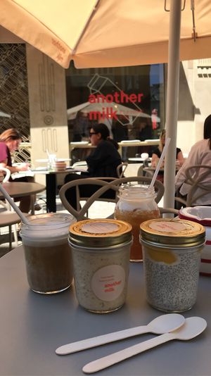 Latte Macchiato mit Cashewmilch, Overnight-Oats und Chiapudding at Another Milk in Stuttgart