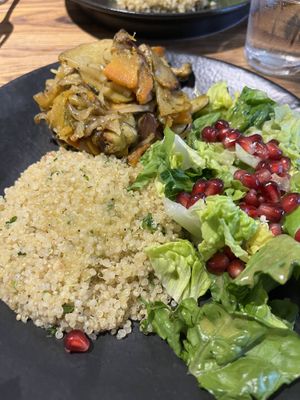 Légumes, salade, quinoa, grenade. On ne dirait pas tellement c'est simple mais c'est incroyablement savoureux, en plus d'être très sain.  at Naya Studio in Paris