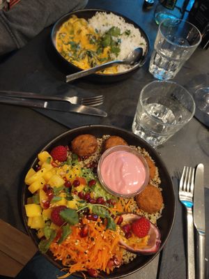 Falafel Bowl und Winter Curry at The Tonic in Konstanz