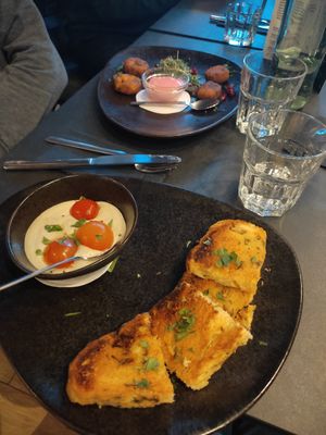Artischockenhummus und Falafel at The Tonic in Konstanz