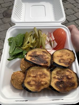 One box of the four in total from the “baba falafel middag”, which is their biggest set. The full set also includes hummus, tahini, pita, and a salad for 140kr alltogether 🤩 at King Falafel in Oslo