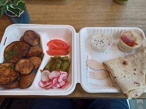 Falafel middag with 7 falafel at King Falafel in Oslo