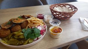 falafel plate (without tomatoes) 159nok≈13,27€ at King Falafel in Oslo