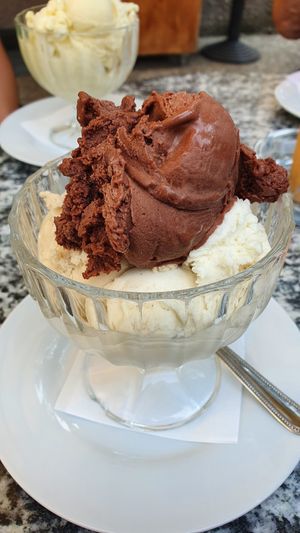 Vanille, Haselnuss & Schoki 🥰 at Konditorei Sader in Lana