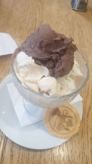 Vegan vanilla, hazelnut and chocolate ice cream at Konditorei Sader in Lana