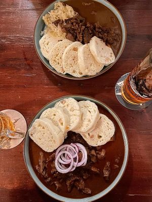 Gulasch und Sojachunks mit Bratensauce at Shromaždiště in Prague