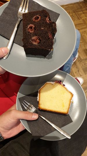 Veganer Schwarzwald Brownie und Zitronenkuchen at Kaffeesack in Baden Baden