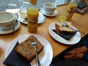 Bananabread and cinnamon cake (both vegan) at Kaffeesack in Baden Baden