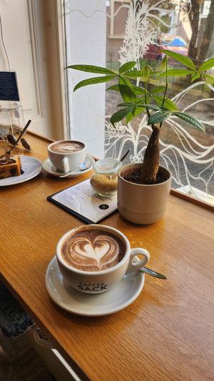 Kakaosack Spezial mit Hafermilch und Marmorkuchen at Kaffeesack in Baden Baden