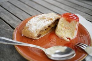 Apfelatrudel und Polentaflammerie (beides vegan) at Der Leutascherhof in Leutasch